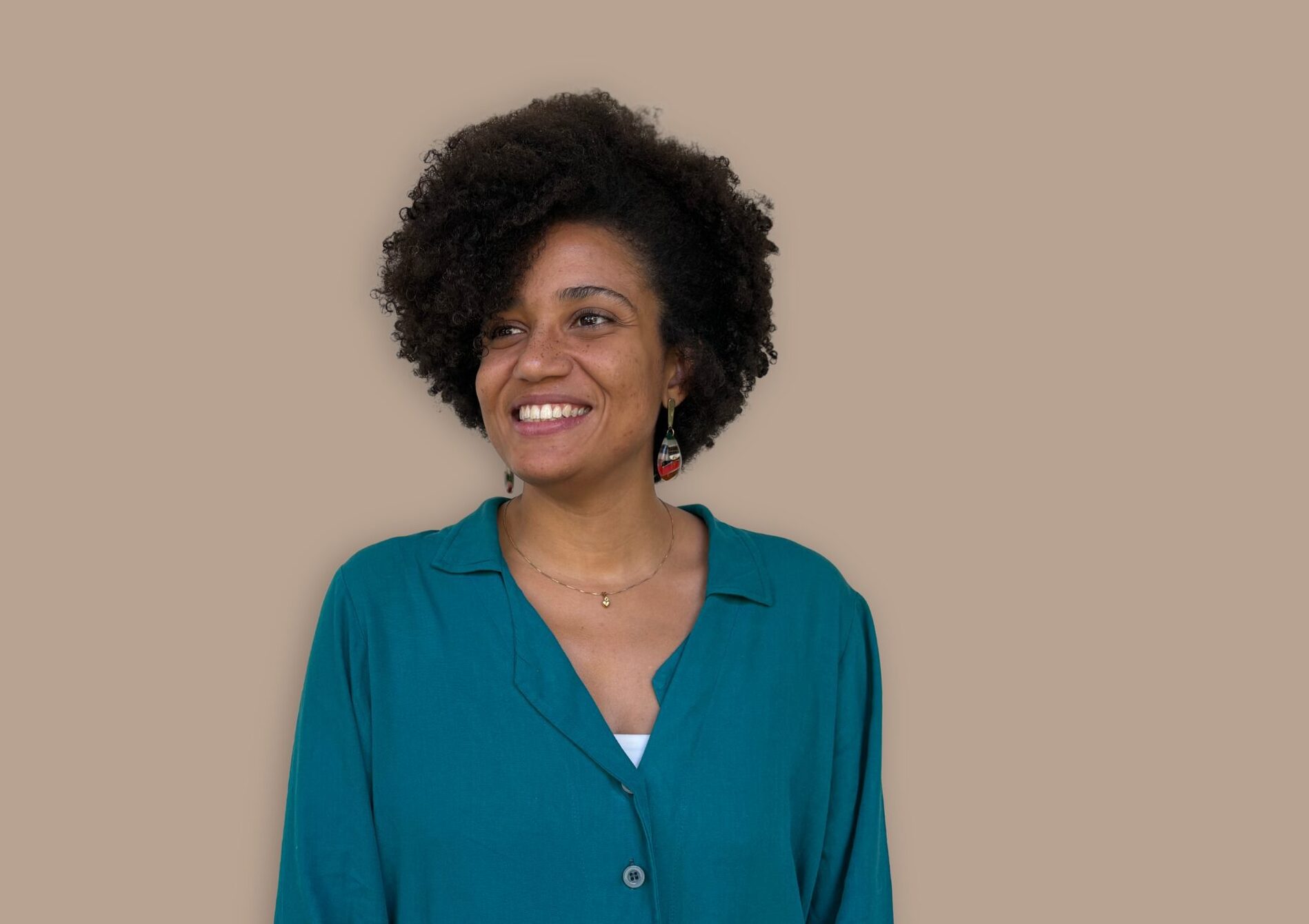 Headshot of Thaís Oliveira who serves as program coordinator in Brazil for Imaginable Futures